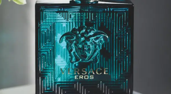 Elegancka butelka Versace Eros, jedne z najdroższych perfum męskich, z motywem Meduzy i złotym napisem.