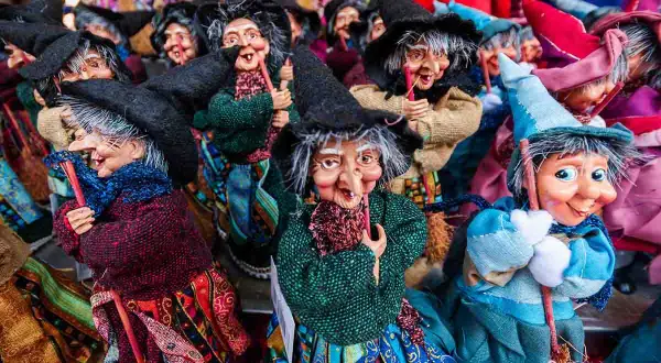 Bambole delle streghe, un'allegra **epifania in Italia**. Vestite a festa, portano doni e sorrisi.