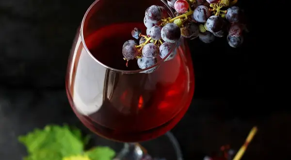 Czy wino przyspiesza okres? Poznaj prawdę o wpływie alkoholu
