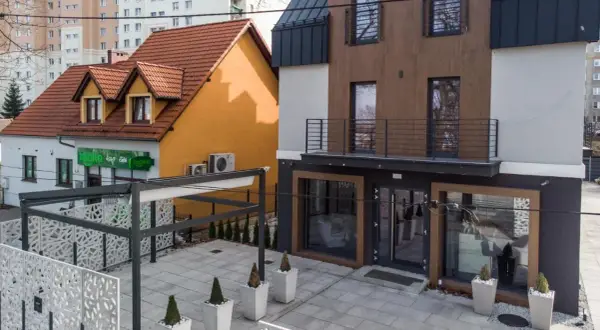Nowoczesny hotel kameralny Zielona Góra z patio i ozdobnymi panelami.