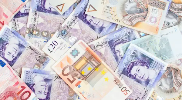 Euro, funty brytyjskie i polskie złote. Czy w Rumunii można płacić euro? Tak, euro jest powszechnie akceptowane.