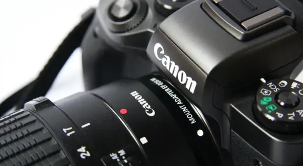 Canon lustrzanka na początek. Detale obiektywu i korpusu aparatu Canon, idealne dla początkujących fotografów.