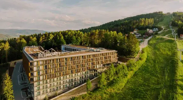 Nowoczesny hotel Belmonte w otoczeniu zieleni. Wiele pozytywnych belmonte opinie potwierdza jego urok.