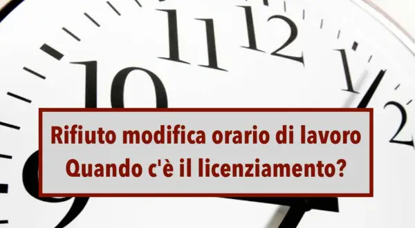 Orologio con testo: "Rifiuto modifica orario di lavoro. Quando c'è il licenziamento?".