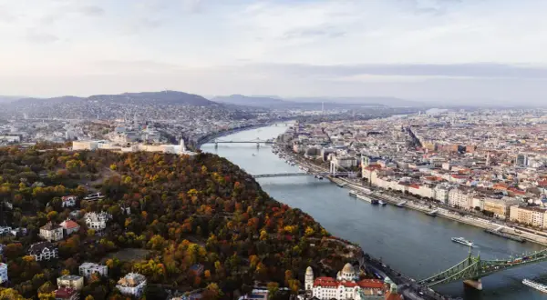 Budapeszt jesienią. Widok na Dunaj, mosty i wzgórza. Ceny na Węgrzech mogą być różne, ale widoki są bezcenne.