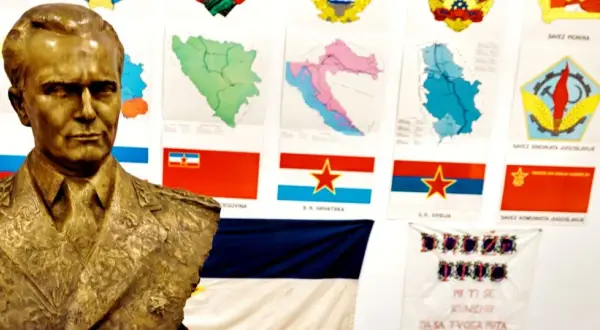 Popiersie marszałka w otoczeniu map i flag republik, symbolizujące jedność i historię stolicy Jugosławii.