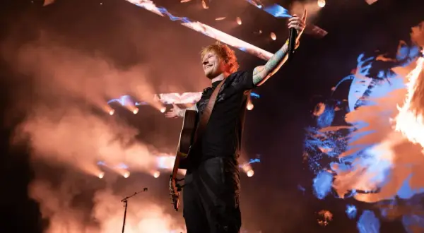 Ed Sheeran na koncercie, w dymie i świetle. "TBA koncert co to znaczy?" - zapytasz, a on odpowie muzyką.
