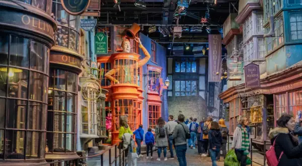 En magisk gata i Harry Potter England. Besökare njuter av Diagongränden med dess unika butiker.