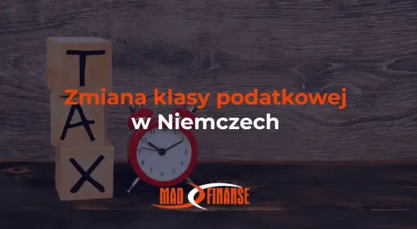Drewniane klocki z napisem TAX, budzik i tekst "Zmiana klasy podatkowej w Niemczech".