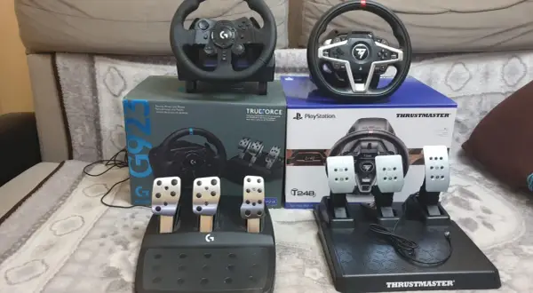 Dwa zestawy kierownic wyścigowych: Logitech G925 i Thrustmaster T248, gotowe do akcji.