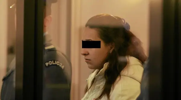 Kobieta z zasłoniętymi oczami obok policjanta, w tle debata nad ustawą o bestiach.
