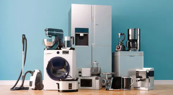 Elettrodomestici per la casa: frigo, lavatrice, aspirapolvere, impastatrice, frullatore, macchina da caffè, tostapane, bollitore, macinacarne, robot da cucina e forno a microonde.