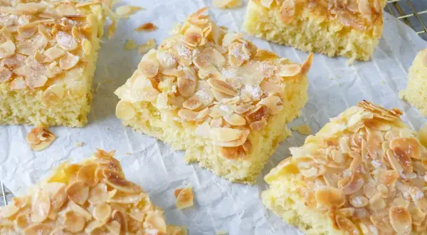 Saftiger Kuchen mit Buttermilch, bestreut mit gerösteten Mandelblättchen und Zucker.