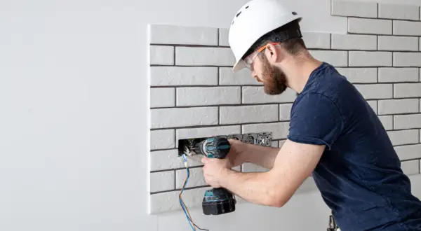 Elektryk po zawodówce: ile zarobisz? Zwiększ pensję z SEP i OZE