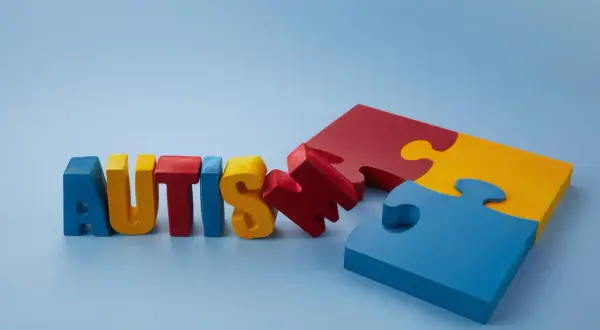 Kolorowe litery układają słowo "AUTISM", obok fragmenty puzzli. Brak leków na aspergera, ale jest nadzieja.