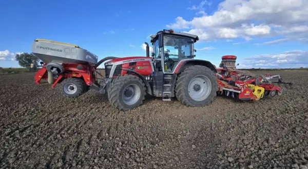 Massey Ferguson z siewnikiem Pöttinger na polu, gotowy do siewu pszenicy. Zastanawiasz się, ile pszenicy z hektara?