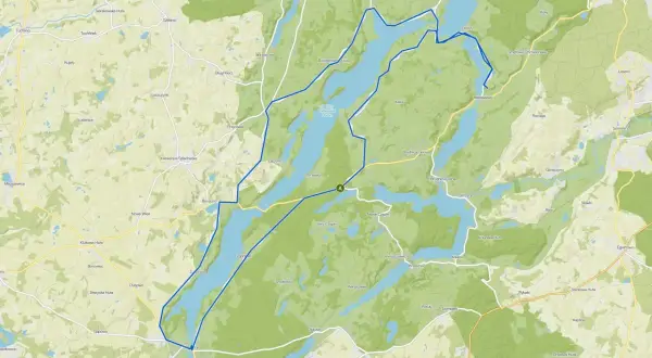 Trasa rowerowa przez malownicze Kaszuby, wiodąca wzdłuż jezior i lasów.