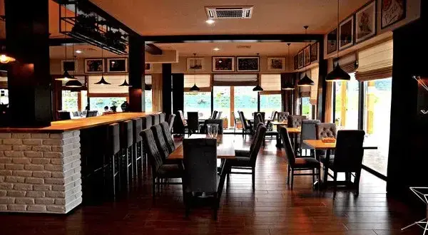 Gdzie dobrze zjeść w Łebie? Odkryj najlepsze restauracje i smaki