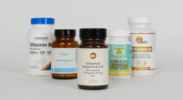 Fünf Flaschen mit Vitamin B2-Präparaten, darunter Nutricost, Sunday Natural und Sowelo.