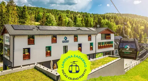 Apartamenty Bachledka Słowacja z kolejką linową w tle. Zielony neon informuje o darmowej kolejce podczas całego pobytu.