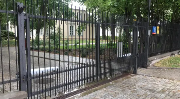 Widoczny mechanizm to jaki napęd do bramy dwuskrzydłowej, zamontowany na jednym ze skrzydeł.