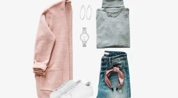 Outfit zusammenstellen: Rosa Strickjacke, grauer Rollkragenpullover, Jeans, weiße Sneaker, silberne Uhr, Creolen und ein Haarband.