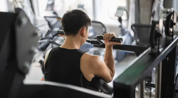 Mann trainiert im Fitnessstudio, um seine Bizeps zu formen.