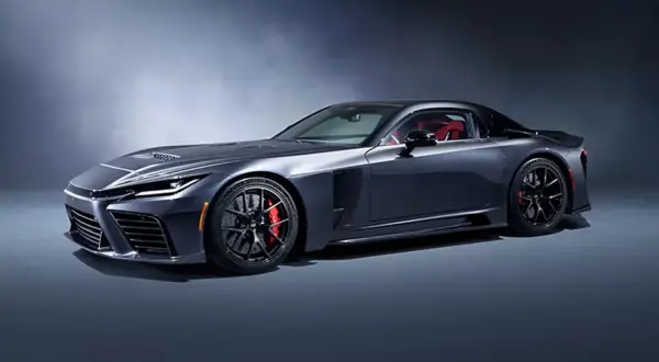 Ciemnoszara Toyota GR Supra MK5 z czerwonym wnętrzem, na tle studyjnym.