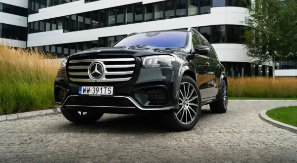 Elegancki, czarny Mercedes GLS na tle nowoczesnego budynku. Sprawdź, jaka jest jego mercedes gls cena.