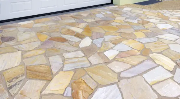 Pavimenti in pietra lavica per esterni: prezzi e bellezza naturale per il tuo vialetto. Lastre irregolari color sabbia e ocra.