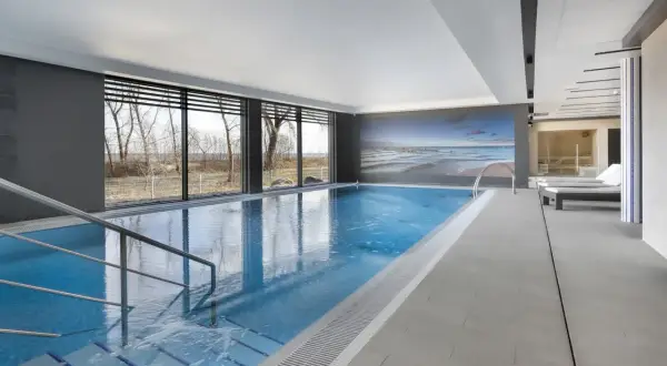 Nowoczesne hotele nad morzem z basenem oferują relaks w basenie z widokiem na plażę. Wygodne leżaki i sauna czekają na gości.