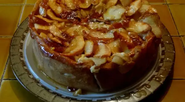 Tarte aux pommes recette de maman, généreusement garnie de pommes caramélisées, prête à être dégustée.