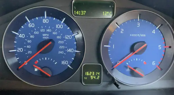 Instrumentpanelen visar att en Volvo V50 startar inte. Hastighetsmätaren visar 0, bränslemätaren är låg, och motortemperaturmätaren visar kallt.