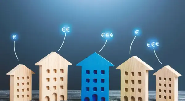 Drewniane domki symbolizują inwestycje, a symbole euro wskazują na zyski. To wizualizacja udanego repair, czyli naprawy finansów poprzez nieruchomości.