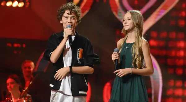 Chłopiec i dziewczynka śpiewają na scenie podczas Eurowizji Junior.