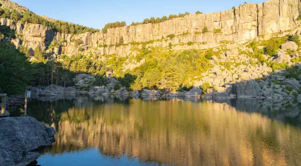 Reflejos dorados en la laguna negra, un lugar idílico para que los niños disfruten de la naturaleza.