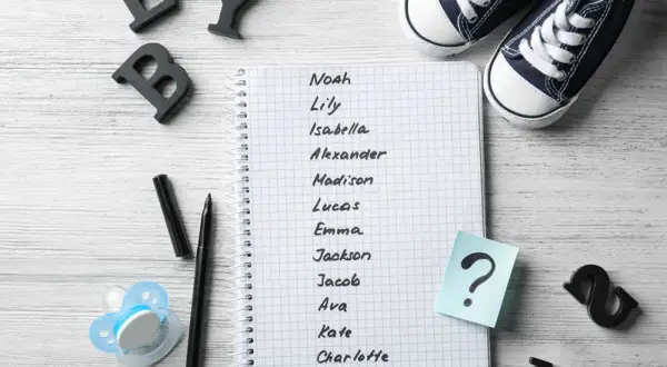 Liste de prénoms en L pour un bébé, avec des lettres décoratives et des chaussons.
