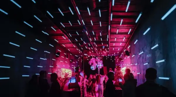 Gdzie potańczyć w Kołobrzegu? Kluby, dancingi i beach party!