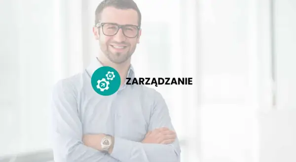 Uśmiechnięty mężczyzna w okularach, z rękami skrzyżowanymi na piersi, obok zielonego okręgu z ikonami symbolizującymi zarządzanie sukcesyjne.
