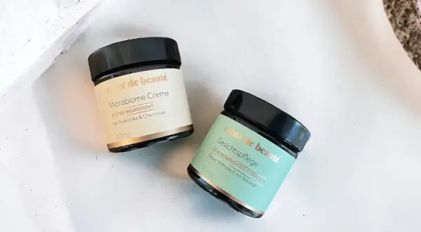 Zwei Tiegel "coeur de beauté" Microbiome Creme und Gesichtspflege, die auf probiotische Hautpflege setzen.