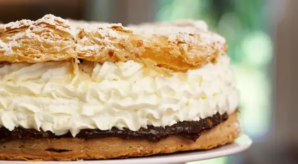 Ein Sylter Friesentorte Rezept für diese köstliche Torte mit Blätterteig, viel Sahne und dunkler Füllung.