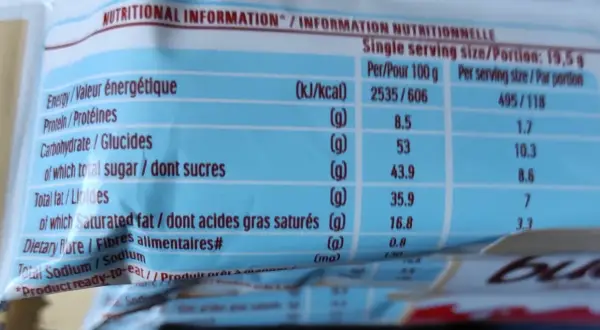 Tabela wartości odżywczych dla batonika Kinder Bueno. Jedna porcja (19,5 g) zawiera 118 kcal.