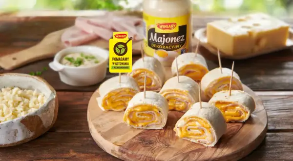 Rolled tortillas z serem i szynką, wyglądające jak rollsy jak z Pizza Hut. Obok słoik majonezu i ser.