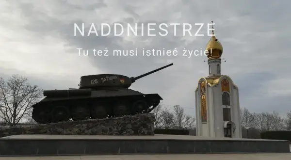 Pomnik czołgu i cerkiew na tle nieba. Naddniestrze, gdzie życie musi istnieć.