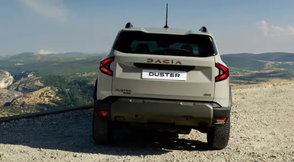 Tył nowego Dacia Duster 2025 z napędem 4x4 na górskiej drodze.
