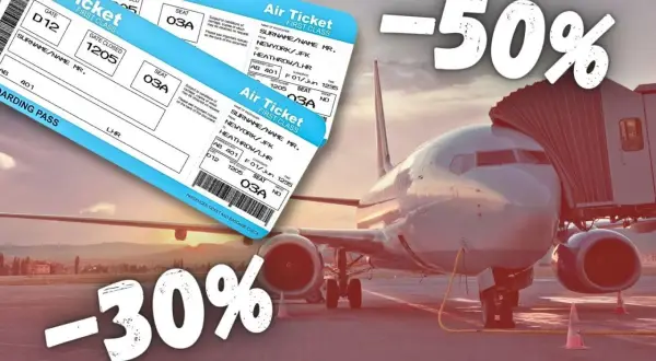 Tanie loty w styczniu! Bilety lotnicze z rabatem -30% i -50%. Samolot przy rękawie, słońce zachodzi.