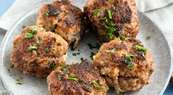 Frikadellen, frisch gebraten und mit Petersilie garniert, ein leckeres Rezept für jeden Tag.