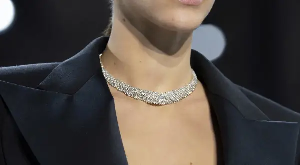 Elegancka kolia z kryształkami, która dodaje blasku stylizacji.