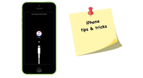 Zielony iPhone w trybie awaryjnym z ikoną iTunes i kablem. Obok żółta karteczka z napisem "iPhone tips & tricks". Dowiedz się, jak awaryjnie wyłączyć iPhone.