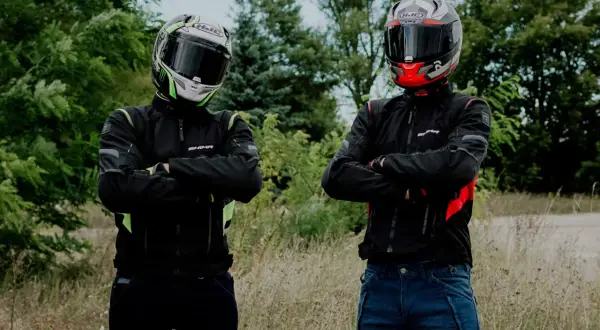 Dwóch motocyklistów w kaskach i kurtkach. Texapore to materiał, który zapewnia ochronę przed deszczem i wiatrem.